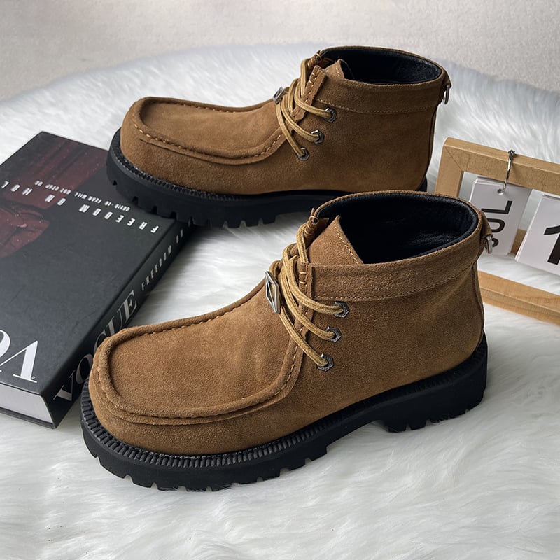 Velúr felsőrészű Derby bakancs, gumírozott talp, magasságnövelő funkció, elöl fűzőzős zárás