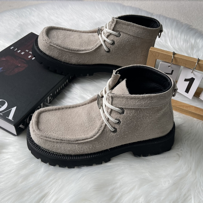 Velúr felsőrészű Derby bakancs, gumírozott talp, magasságnövelő funkció, elöl fűzőzős zárás