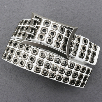 Diržas iš natūralios odos su tuščiomis kniedėmis ir smeigtukų sagtimi; originalus dizainas; ypatybės: antras karvės odos sluoksnis ir lydinio sagtis.