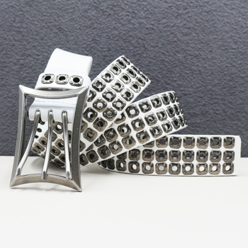 Ζώνη από γνήσιο δέρμα με ρητά ριβέ και πόρπα με πιν; πρωτότυπος σχεδιασμός; χαρακτηριστικά: δεύτερος στρώμα βοοειδούς δέρματος και κράμα αγκράμας.