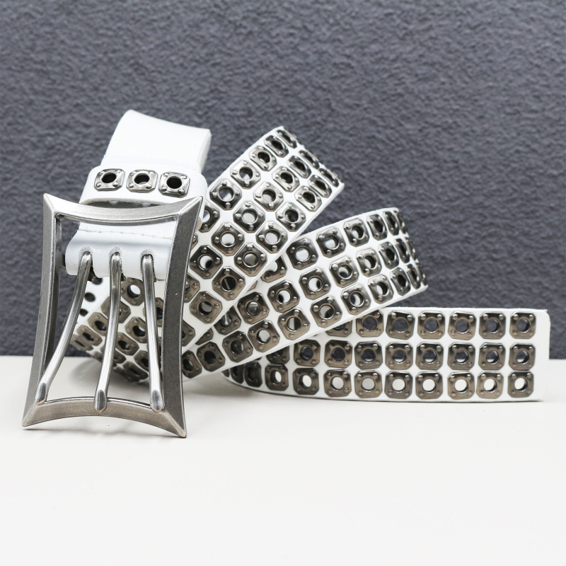 Diržas iš natūralios odos su tuščiomis kniedėmis ir smeigtukų sagtimi; originalus dizainas; ypatybės: antras karvės odos sluoksnis ir lydinio sagtis.