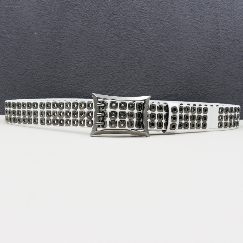 Diržas iš natūralios odos su tuščiomis kniedėmis ir smeigtukų sagtimi; originalus dizainas; ypatybės: antras karvės odos sluoksnis ir lydinio sagtis.