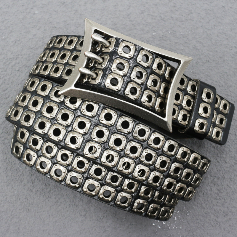 Diržas iš natūralios odos su tuščiomis kniedėmis ir smeigtukų sagtimi; originalus dizainas; ypatybės: antras karvės odos sluoksnis ir lydinio sagtis.