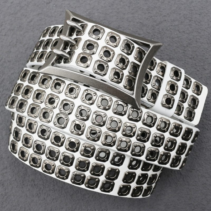 Diržas iš natūralios odos su tuščiomis kniedėmis ir smeigtukų sagtimi; originalus dizainas; ypatybės: antras karvės odos sluoksnis ir lydinio sagtis.