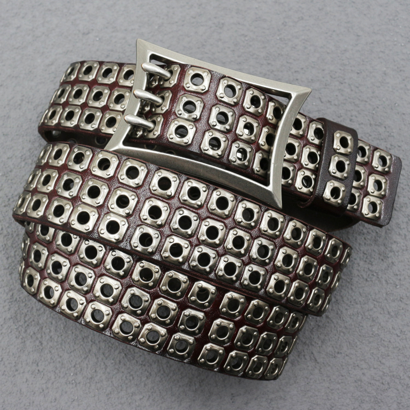 Diržas iš natūralios odos su tuščiomis kniedėmis ir smeigtukų sagtimi; originalus dizainas; ypatybės: antras karvės odos sluoksnis ir lydinio sagtis.