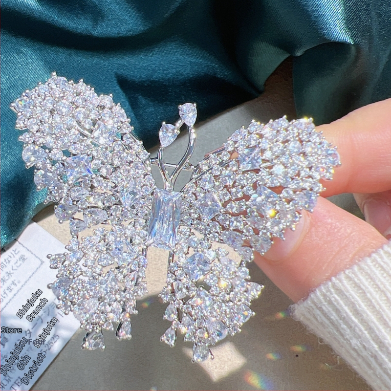 Broșă în formă de fundă, cu montură diamant, din cupru placat cu aur prin micro-incrustări, Dazzling Crystal, stil Chanel pentru femei