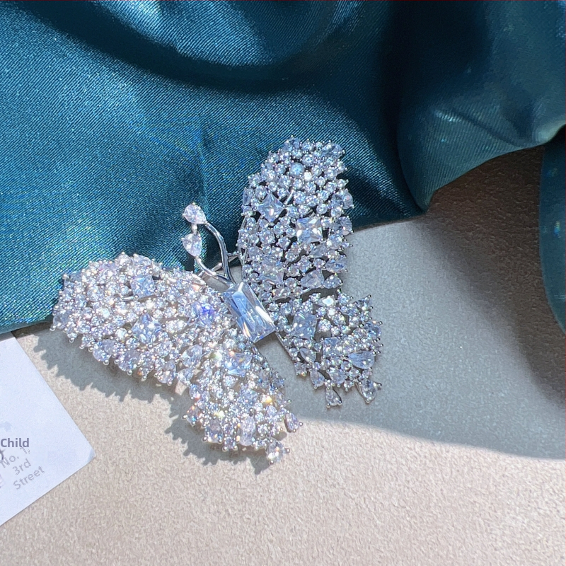 Broșă în formă de fundă, cu montură diamant, din cupru placat cu aur prin micro-incrustări, Dazzling Crystal, stil Chanel pentru femei