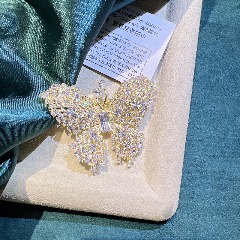 Broșă în formă de fundă, cu montură diamant, din cupru placat cu aur prin micro-incrustări, Dazzling Crystal, stil Chanel pentru femei