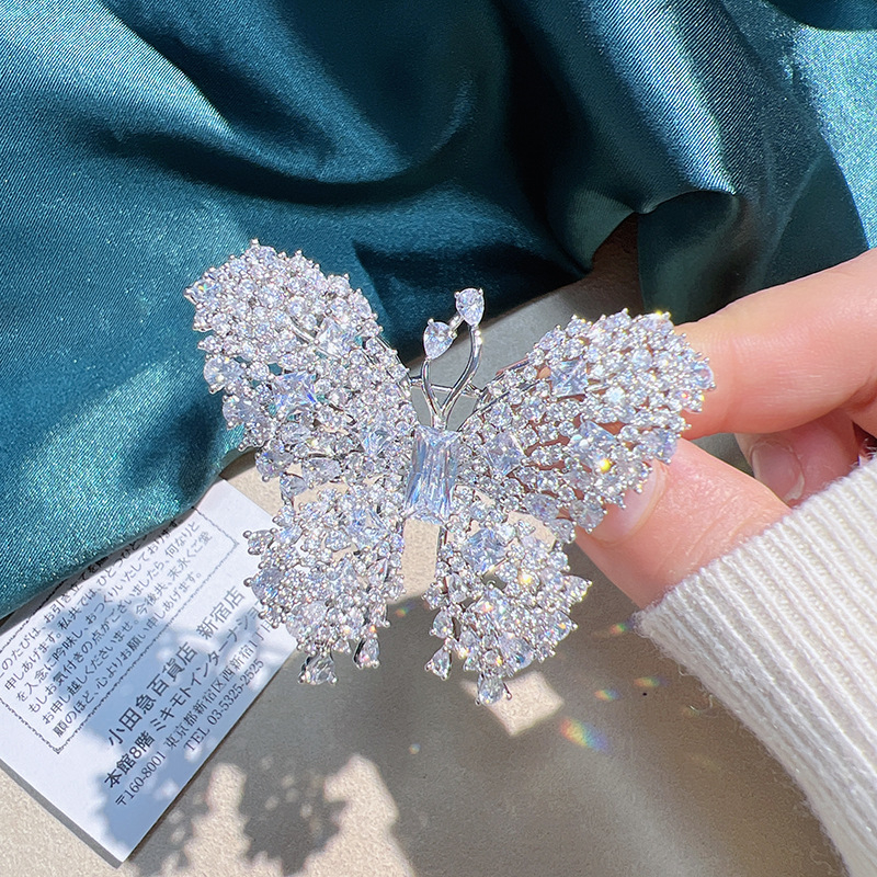 Broșă în formă de fundă, cu montură diamant, din cupru placat cu aur prin micro-incrustări, Dazzling Crystal, stil Chanel pentru femei