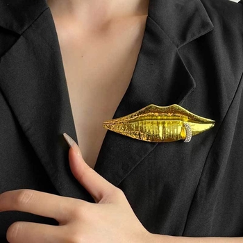 Broš s motivom lica i usana – metal, elektroplatiranje, memorijalna i dekorativna, proljeće 2025