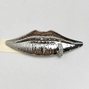 Καρφίτσα με μοτίβο προσώπου και χειλιών – μέταλλο, ηλεκτροπλατίωση, αναμνηστική και διακοσμητική, άνοιξη 2025