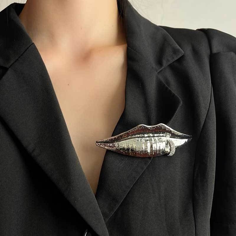 Segė su veido ir lūpų motyvu – metalas, elektroplatavimas, atminimui ir dekoratyvinis, pavasaris 2025