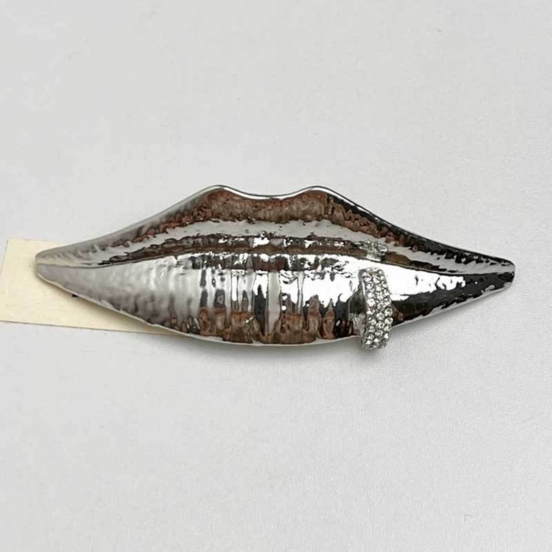 Broš s motivom lica i usana – metal, elektroplatiranje, memorijalna i dekorativna, proljeće 2025