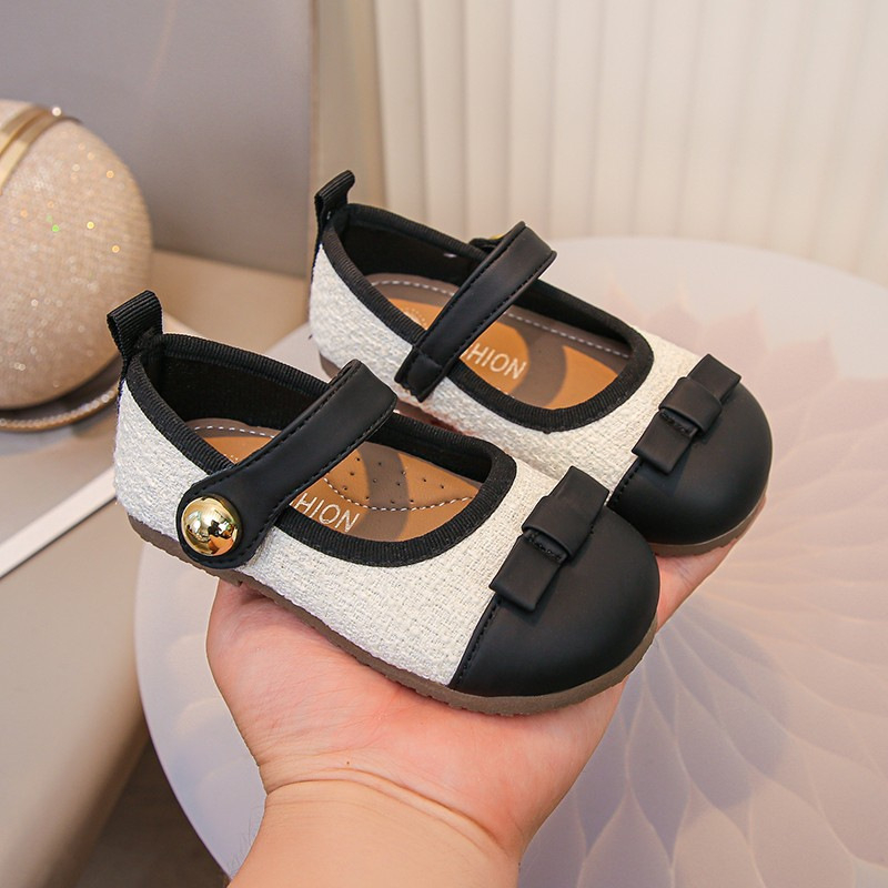 Princesės stiliaus mergaičių bateliai: viršus sintetinė oda, padas guma, užsegimas Velcro, vidpadis oda, kvėpuojantys, neslidūs