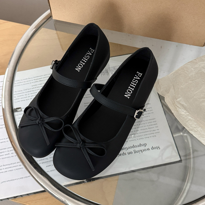 Mary Jane baleto bateliai su kvadratine nosimi, dirbtinė PU viršutinė medžiaga, žemas kulnas 1–3 cm, užsegimas vienos juostelės