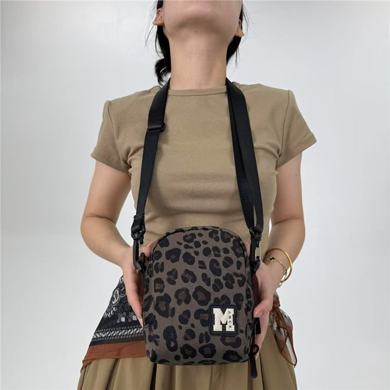 Nailona plecu soma ar leopardu rakstu, telefona kabata, rāvējslēdzēja aizvēršana, viena siksna