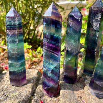 Kristāla kolonna - fluorīts, sešstūraina vienpunkta forma, kristāla dekors, mūsdienīgs minimālisma stils