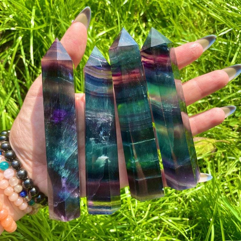 Kristāla kolonna - fluorīts, sešstūraina vienpunkta forma, kristāla dekors, mūsdienīgs minimālisma stils