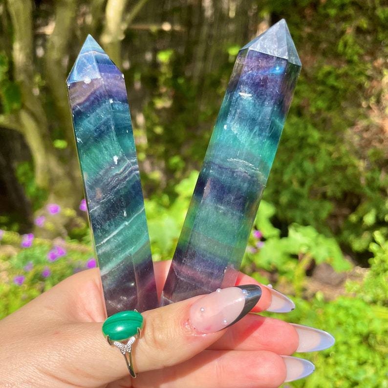 Kristāla kolonna - fluorīts, sešstūraina vienpunkta forma, kristāla dekors, mūsdienīgs minimālisma stils