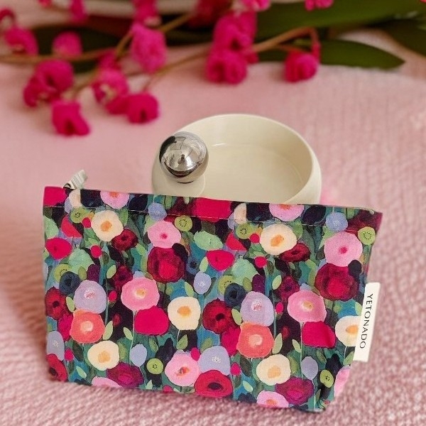 Kosmetinė rankinė su aliejinės tapybos gėlių raštu – išorė poliesteris, vidinis pamušalas kanva, prekinis ženklas Blings, modelis Bls77