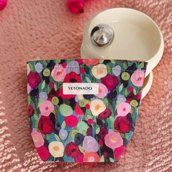 Kosmetinė rankinė su aliejinės tapybos gėlių raštu – išorė poliesteris, vidinis pamušalas kanva, prekinis ženklas Blings, modelis Bls77