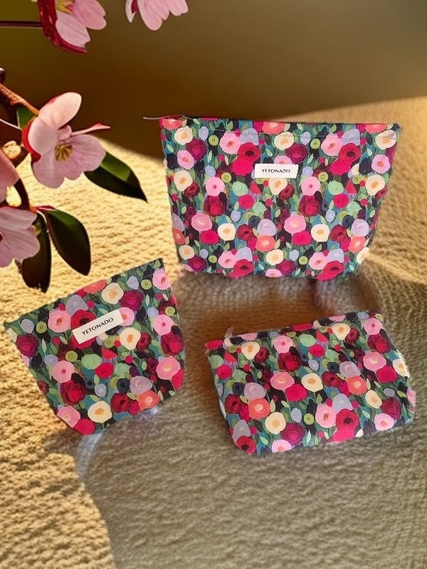 Kosmetinė rankinė su aliejinės tapybos gėlių raštu – išorė poliesteris, vidinis pamušalas kanva, prekinis ženklas Blings, modelis Bls77