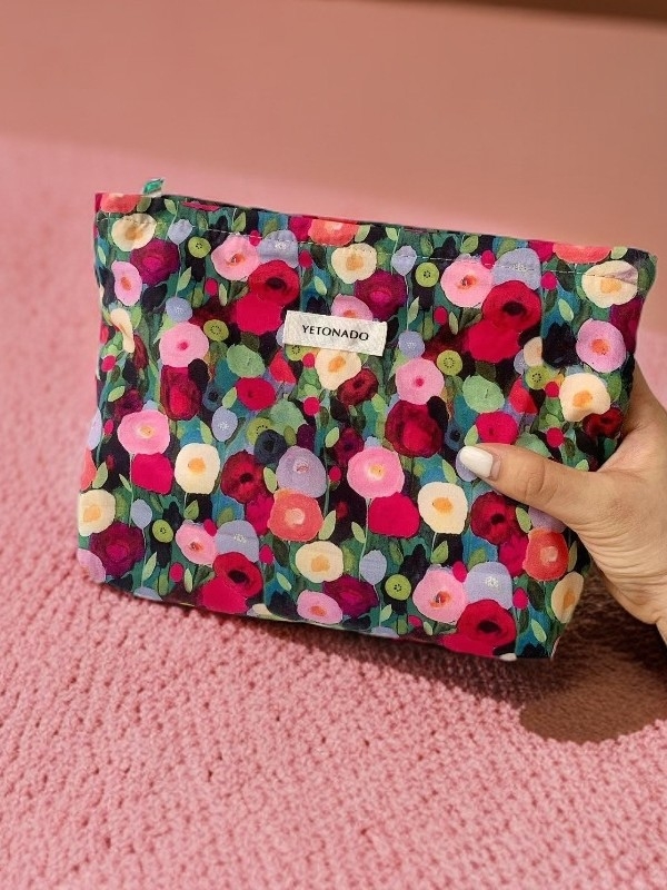 Kosmetinė rankinė su aliejinės tapybos gėlių raštu – išorė poliesteris, vidinis pamušalas kanva, prekinis ženklas Blings, modelis Bls77