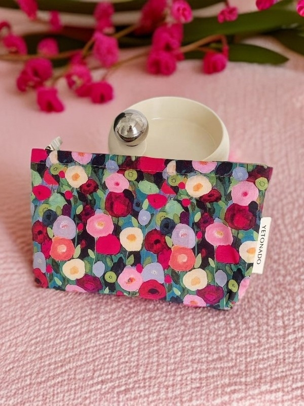 Kosmetinė rankinė su aliejinės tapybos gėlių raštu – išorė poliesteris, vidinis pamušalas kanva, prekinis ženklas Blings, modelis Bls77