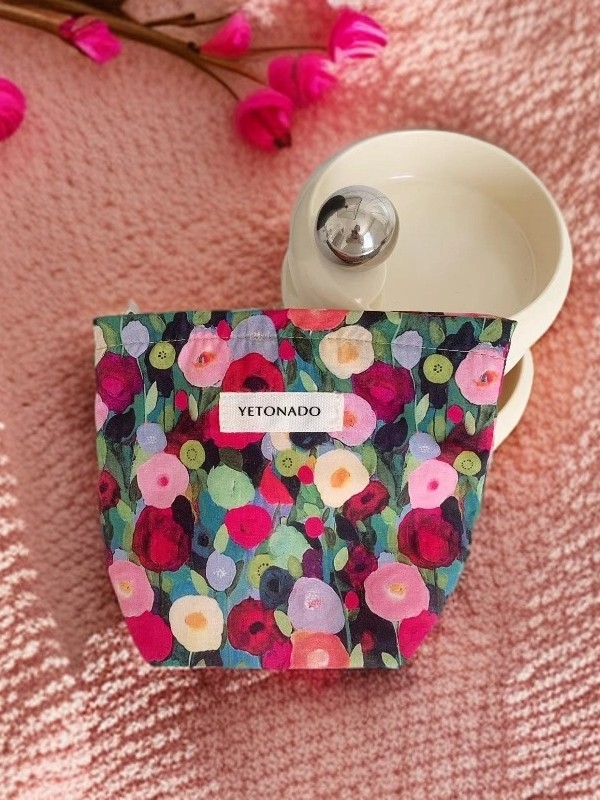 Kosmetinė rankinė su aliejinės tapybos gėlių raštu – išorė poliesteris, vidinis pamušalas kanva, prekinis ženklas Blings, modelis Bls77