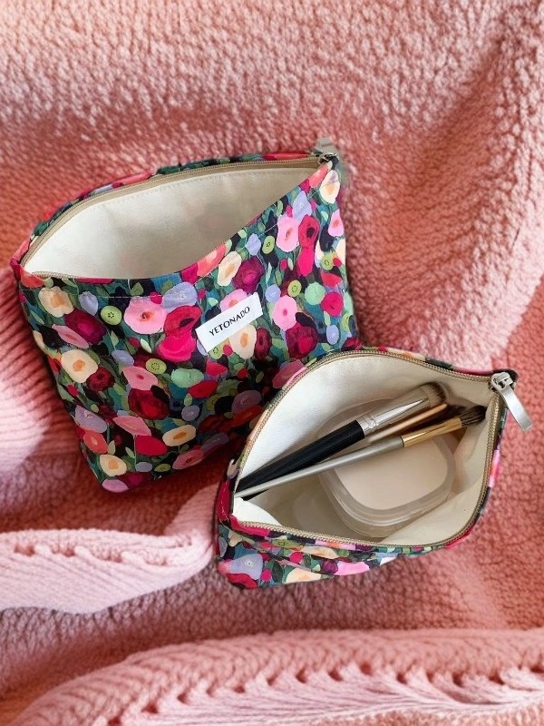 Kosmetinė rankinė su aliejinės tapybos gėlių raštu – išorė poliesteris, vidinis pamušalas kanva, prekinis ženklas Blings, modelis Bls77