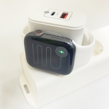 Încărcător 3 în 1 pentru iPhone și Apple Watch — intrare 110-240V, ieșire 5-12V, încărcare directă, OEM disponibil