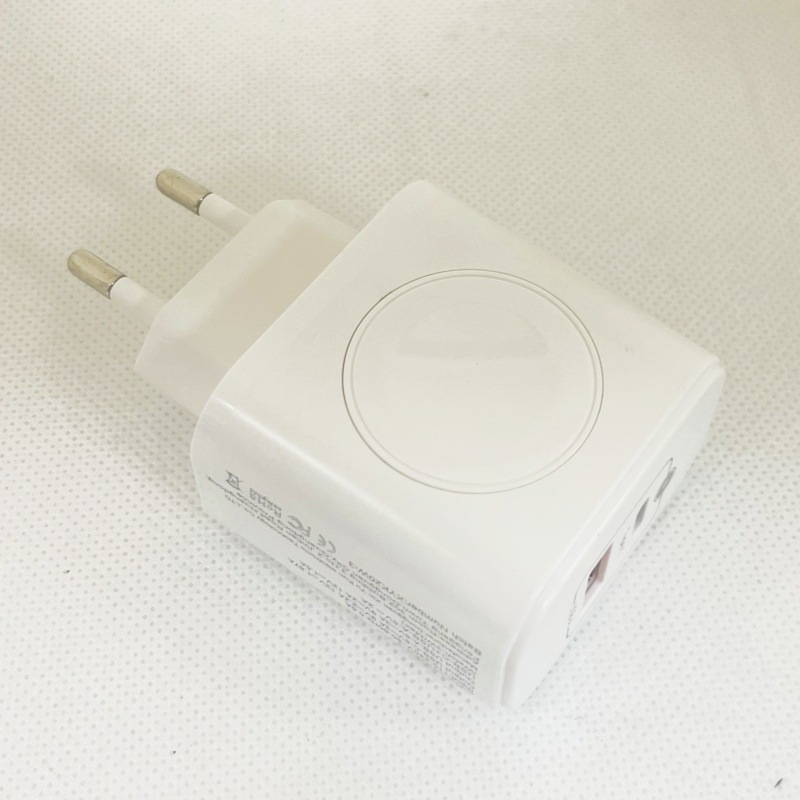 Încărcător 3 în 1 pentru iPhone și Apple Watch — intrare 110-240V, ieșire 5-12V, încărcare directă, OEM disponibil