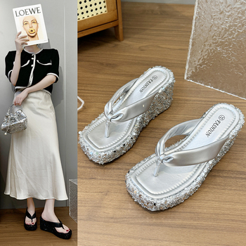 Női szandálok négyszögletes orrú, PU felsőrész, gumírozott talp, koreai stílus.