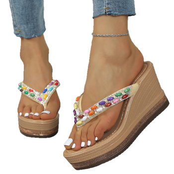 Női szandál klín-tokkal, herringbone mintával, PU felső rész, kerek orr, gumi talp