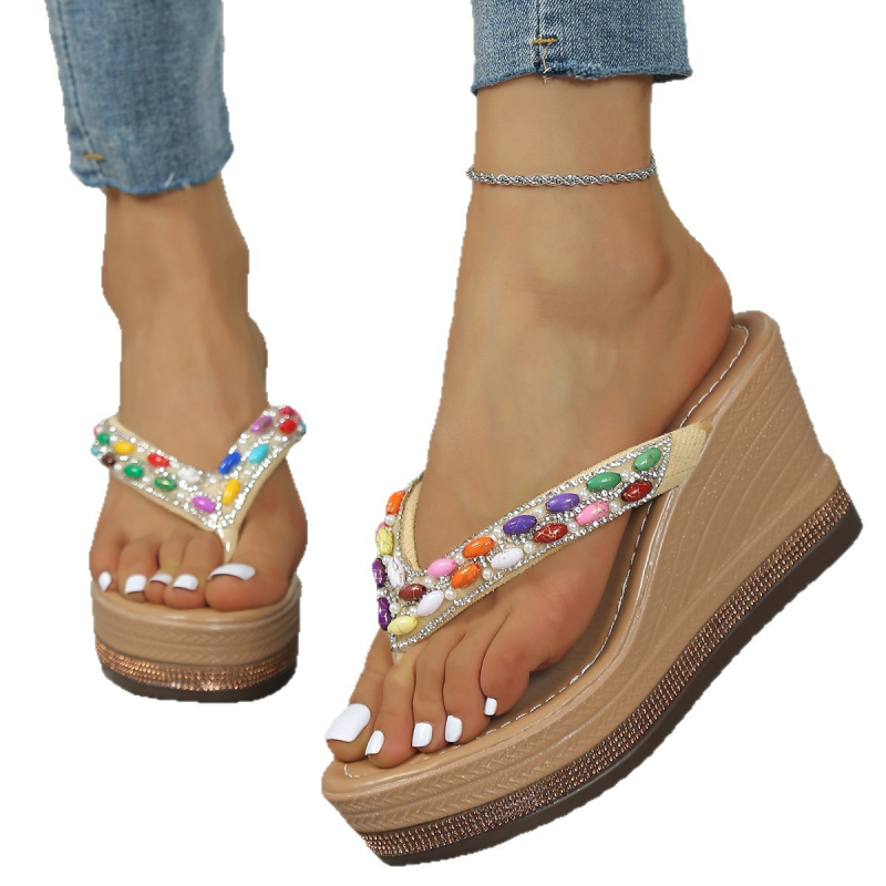 Női szandál klín-tokkal, herringbone mintával, PU felső rész, kerek orr, gumi talp