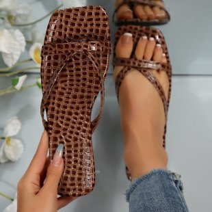 Uždarytų pirštų bateliai suaugusiems — viršutinė dalis: Shih tzu; padas: guma; kulnas: plokščias; padų storis: 0–3 cm; stilius: Pop