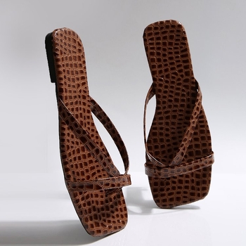 Uždarytų pirštų bateliai suaugusiems — viršutinė dalis: Shih tzu; padas: guma; kulnas: plokščias; padų storis: 0–3 cm; stilius: Pop