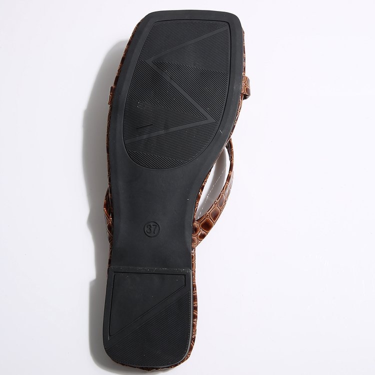 Uždarytų pirštų bateliai suaugusiems — viršutinė dalis: Shih tzu; padas: guma; kulnas: plokščias; padų storis: 0–3 cm; stilius: Pop