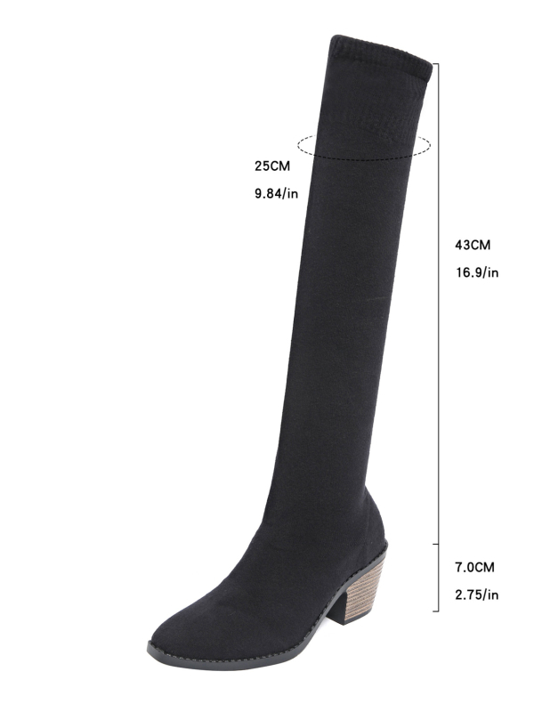 Cizme peste genunchi – partea superioară din suede, vârf ascuțit, toc gros de 6–8 cm, închidere cu șiret în spate