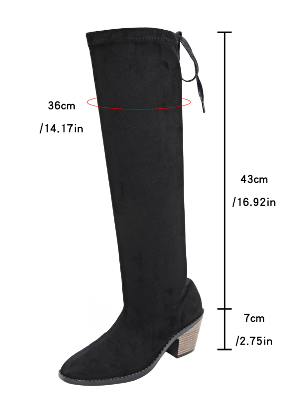 Cizme peste genunchi – partea superioară din suede, vârf ascuțit, toc gros de 6–8 cm, închidere cu șiret în spate