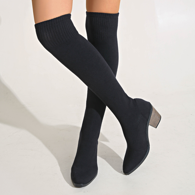 Cizme peste genunchi – partea superioară din suede, vârf ascuțit, toc gros de 6–8 cm, închidere cu șiret în spate