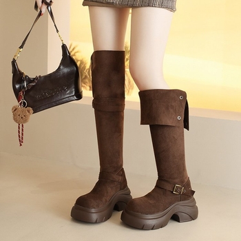 Μποτάκια πάνω από το γόνατο με αναδιπλούμενο ψηλό τακούνι, ύψος τακουνιού 3–5 εκ, επάνω μέρος από μικροϊνές, σόλα από καουτσούκ