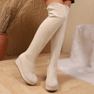 Vyriniai botai su kutais – velūro viršus, gumos padas, kulnas virš 8 cm, žemas šachtos aukštis, pull-on užsegimas