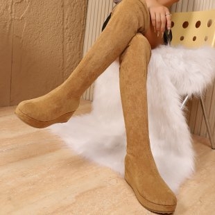 Vyriniai botai su kutais – velūro viršus, gumos padas, kulnas virš 8 cm, žemas šachtos aukštis, pull-on užsegimas