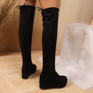 Vyriniai botai su kutais – velūro viršus, gumos padas, kulnas virš 8 cm, žemas šachtos aukštis, pull-on užsegimas