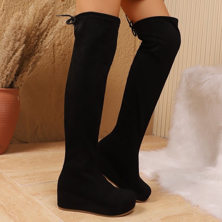 Vyriniai botai su kutais – velūro viršus, gumos padas, kulnas virš 8 cm, žemas šachtos aukštis, pull-on užsegimas