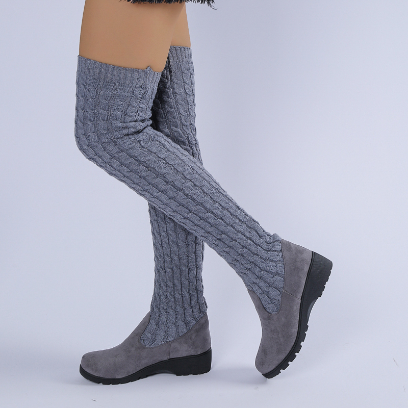 Virš kelių esantys elastiniai megztiniai auliniai batai su apvaliu pirštu, vidutinio kulno 3–5 cm, guminė padas