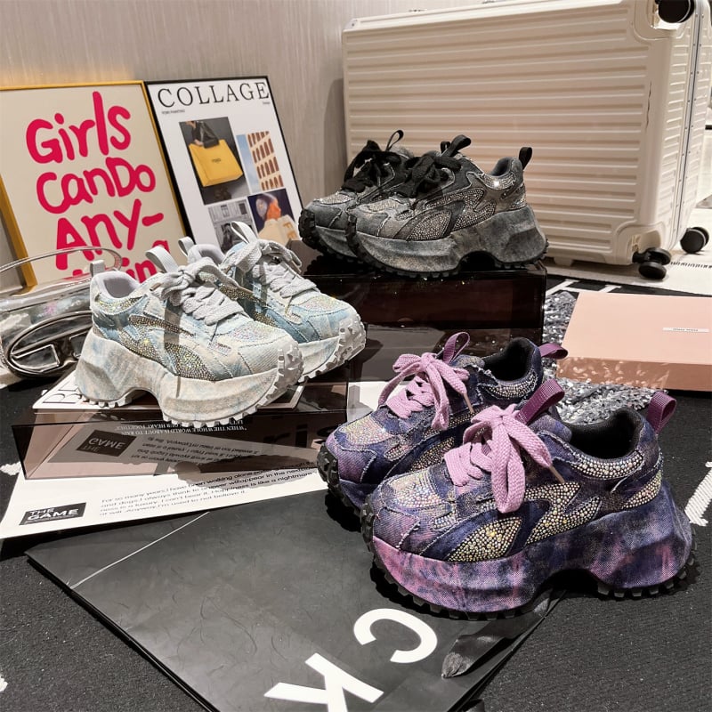 Sievietēm ikdienas kedas – elpojošas, augstuma palielināšana, augšdaļa no mikrošķiedras un tīkla, PU vidējā zole, pretslīdēšanas gumijas zole, šņorējamas