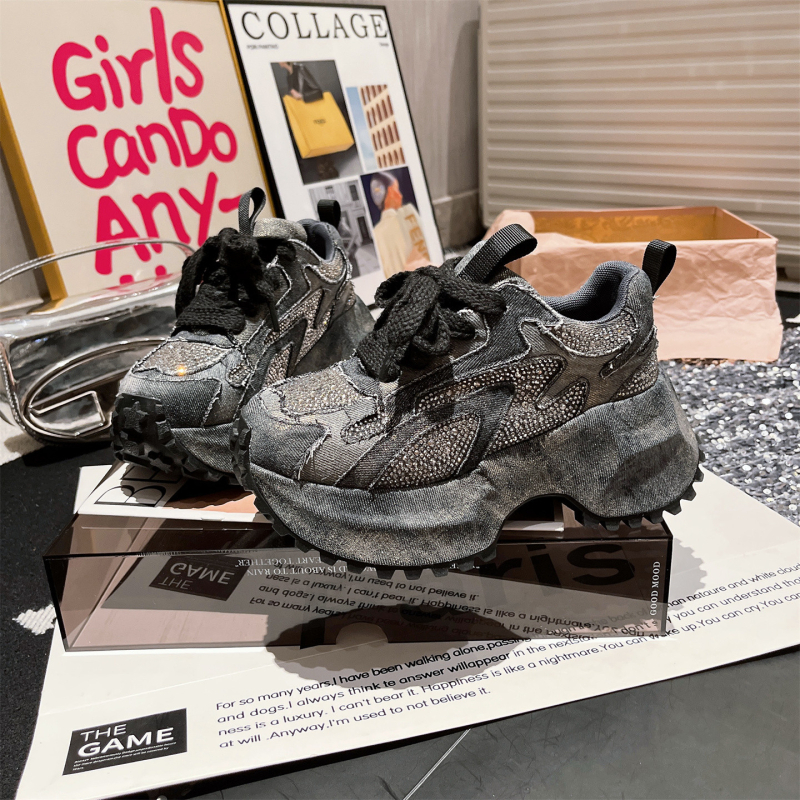 Sievietēm ikdienas kedas – elpojošas, augstuma palielināšana, augšdaļa no mikrošķiedras un tīkla, PU vidējā zole, pretslīdēšanas gumijas zole, šņorējamas