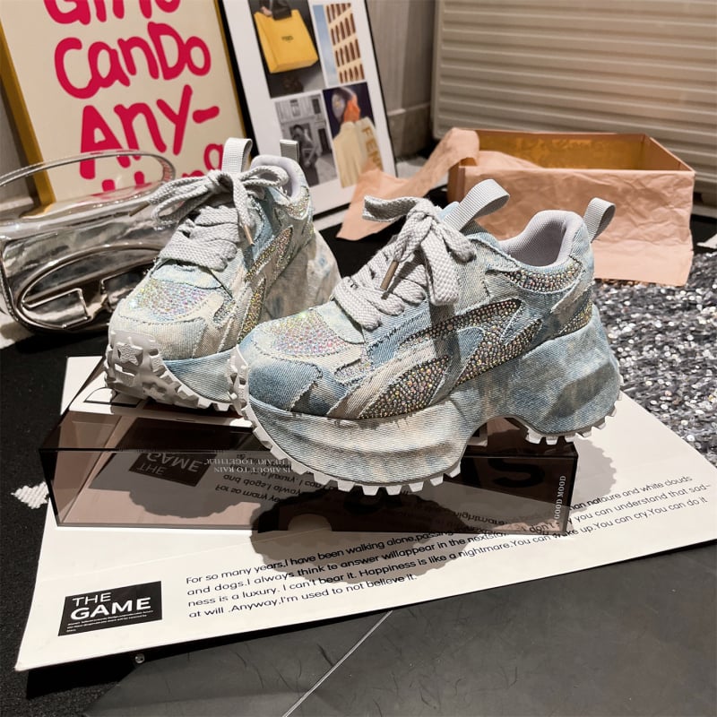 Sievietēm ikdienas kedas – elpojošas, augstuma palielināšana, augšdaļa no mikrošķiedras un tīkla, PU vidējā zole, pretslīdēšanas gumijas zole, šņorējamas